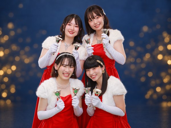 赤い衣装でハンドベルを持つTwinkle Tone