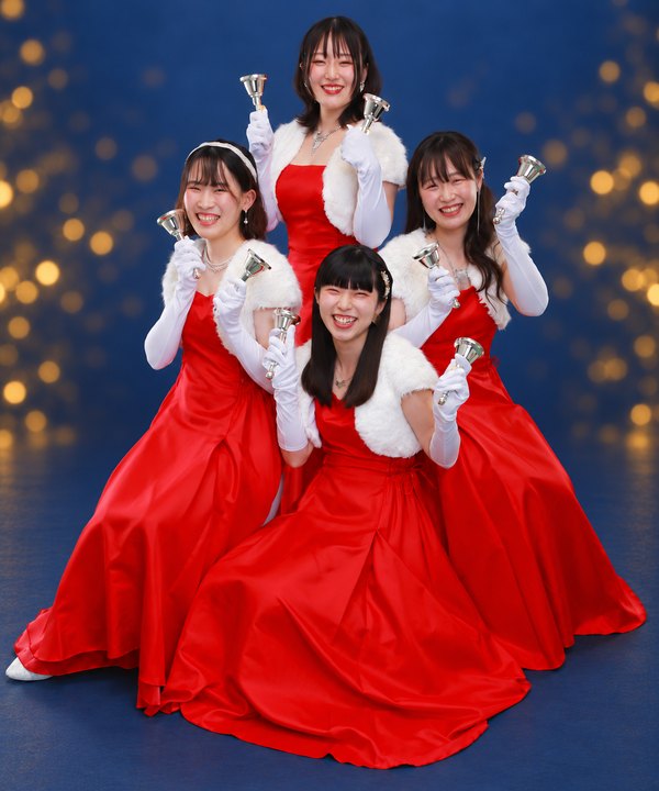 Twinkle Toneの宣伝写真・笑顔でベルを掲げる集合写真
