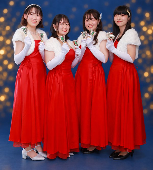 Twinkle Toneの宣伝写真・4人がベルを持って並ぶ全身写真