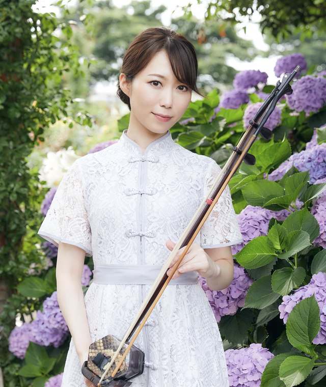 紫陽花と白い衣装で二胡を持つ大町めぐみ