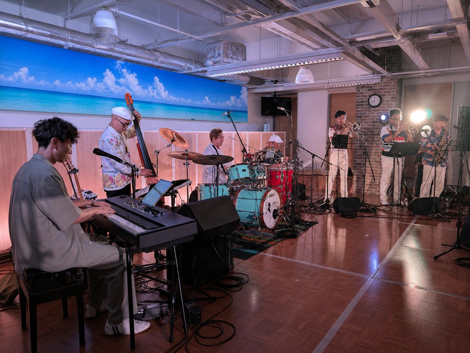 パーティー会場でソンやサルサを演奏するラテンバンド