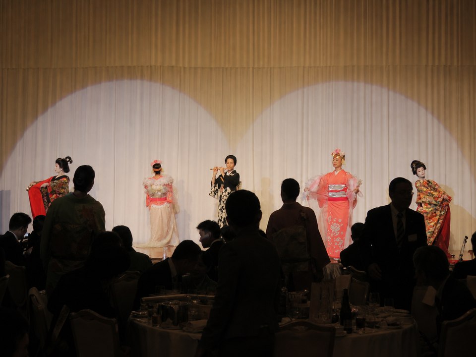 宴会場で和装の舞踊家と笛奏者が出演する日本文化ステージ
