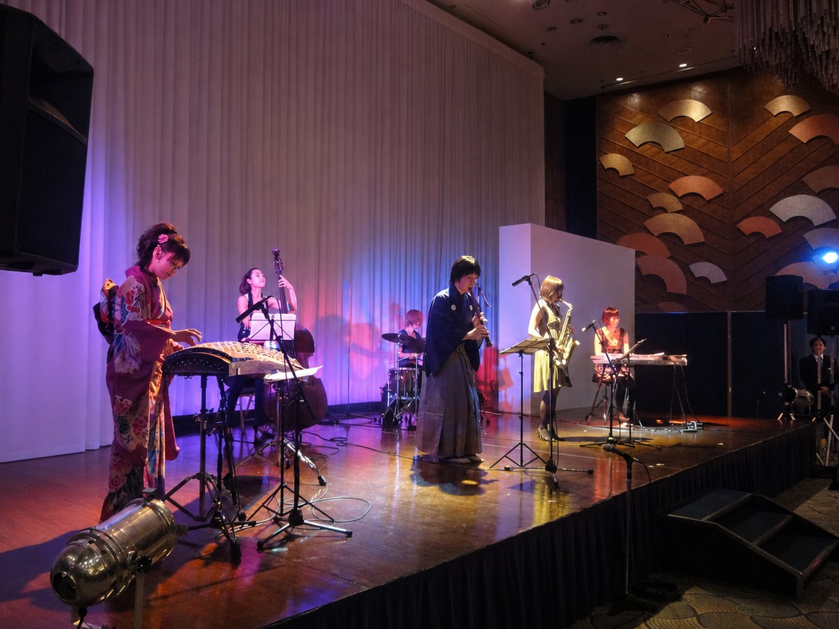 宴会場で箏、尺八、サックス、ベース、ドラム、鍵盤が共演する和洋楽器バンド