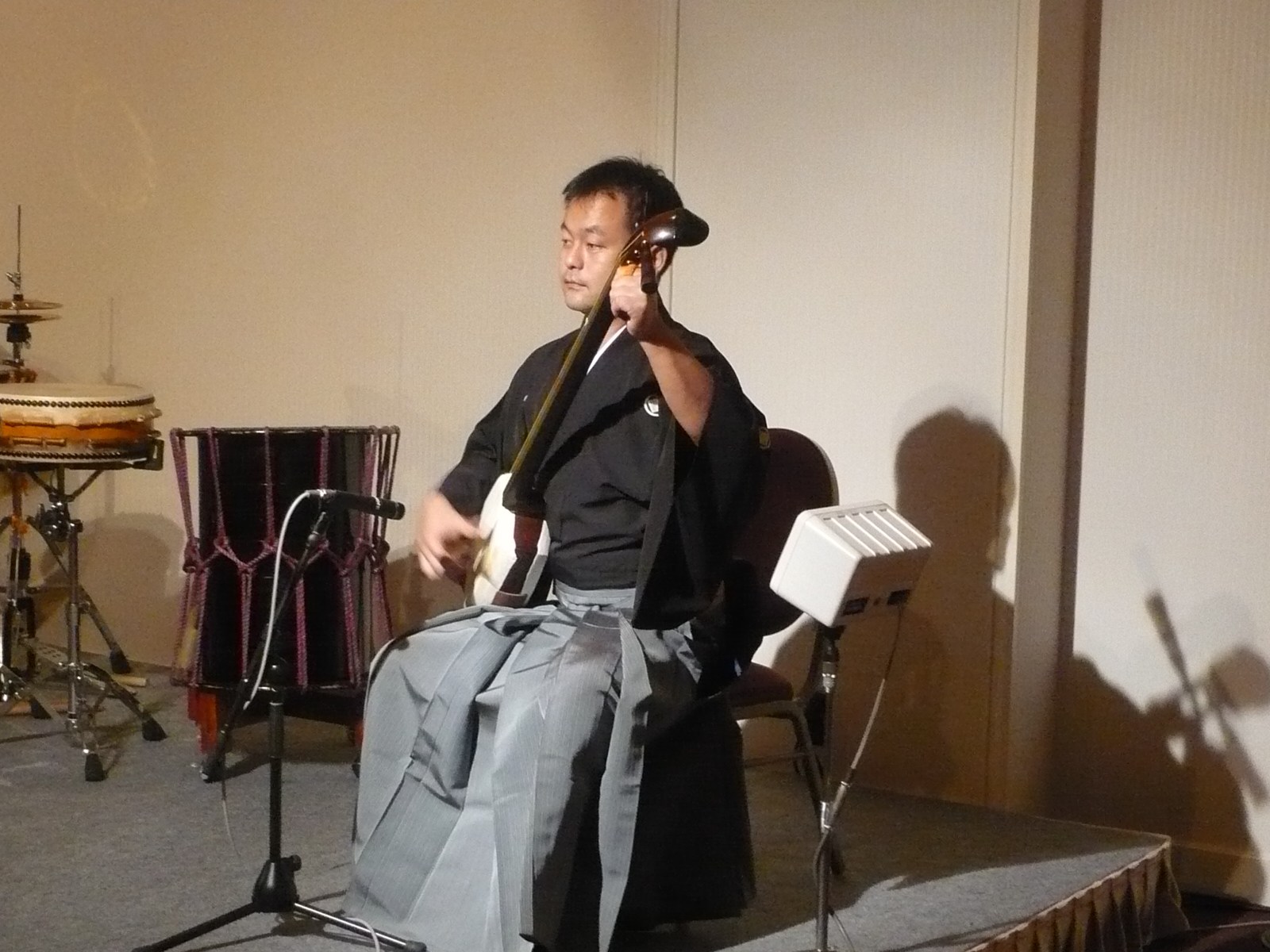 袴姿で津軽三味線を演奏する男性奏者