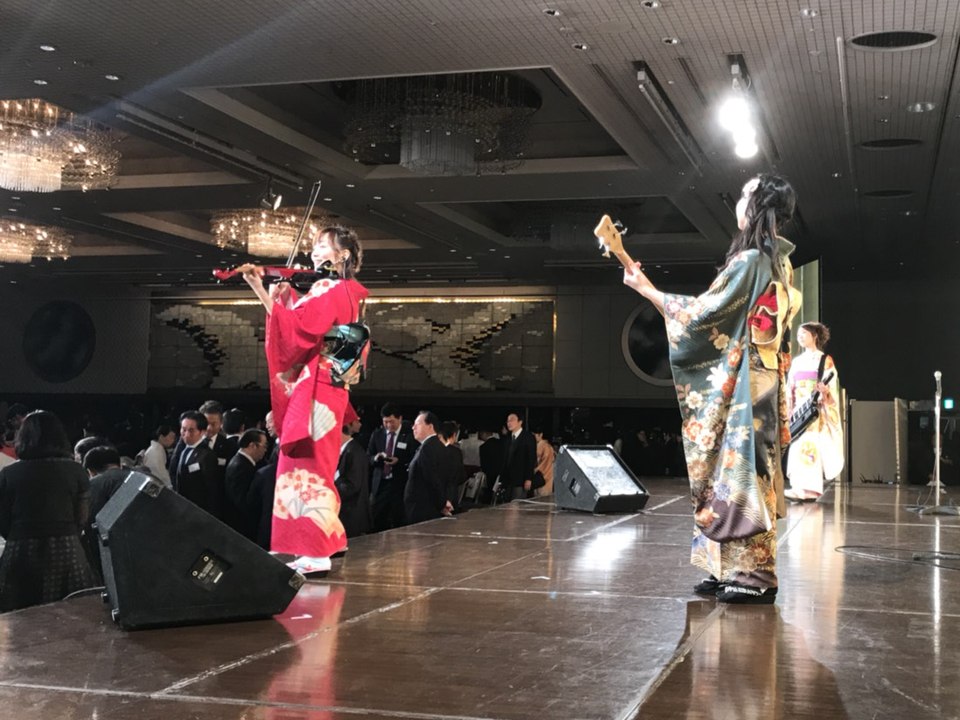国際交流の宴会場で着物姿で演奏するヴァイオリンと和洋楽器のユニット