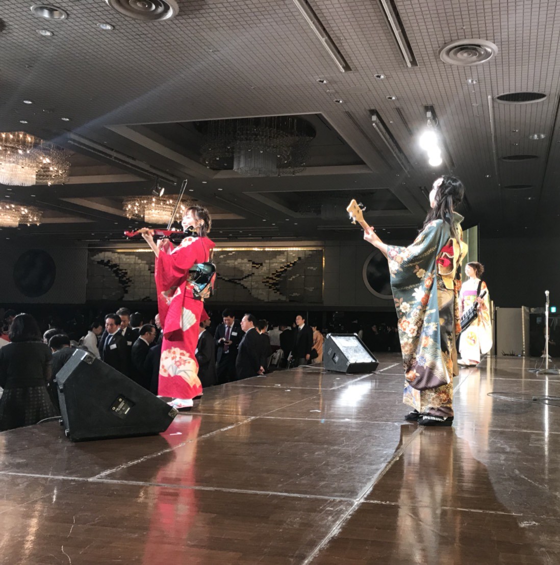 国際交流の宴会場で着物姿で演奏するヴァイオリンと和洋楽器のユニット