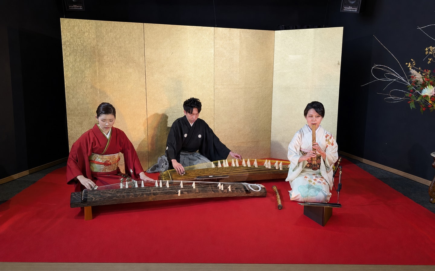 国際会議の歓迎演出で箏や笛などの和楽器を演奏するステージ
